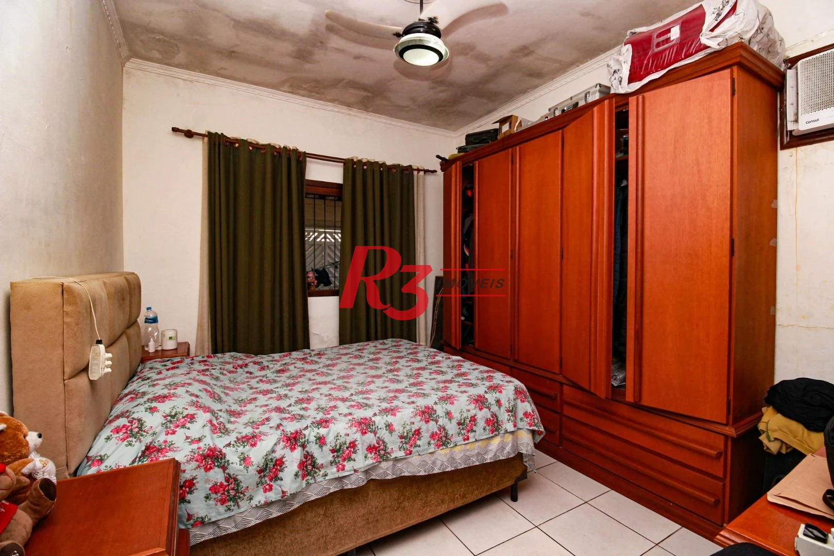 Excelente casa de 3 dormitórios à venda no Bom Retiro em Santos.
