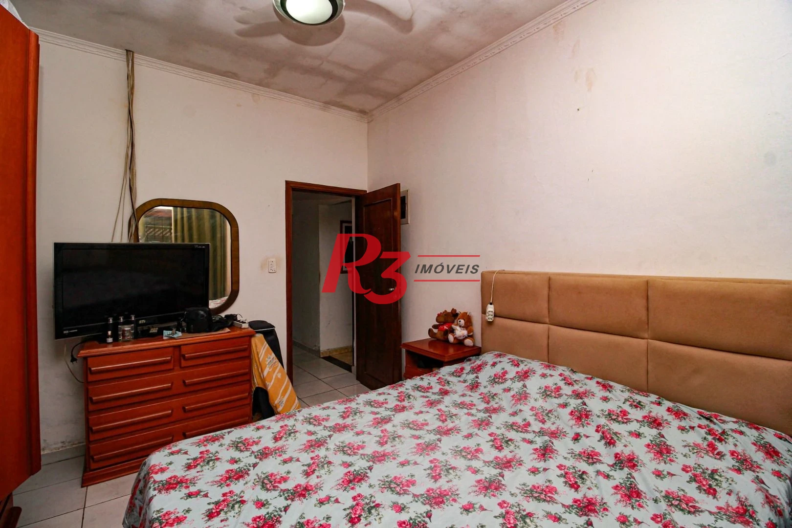 Excelente casa de 3 dormitórios à venda no Bom Retiro em Santos.