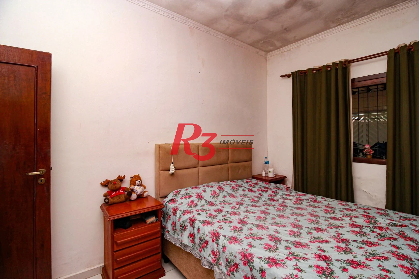Excelente casa de 3 dormitórios à venda no Bom Retiro em Santos.