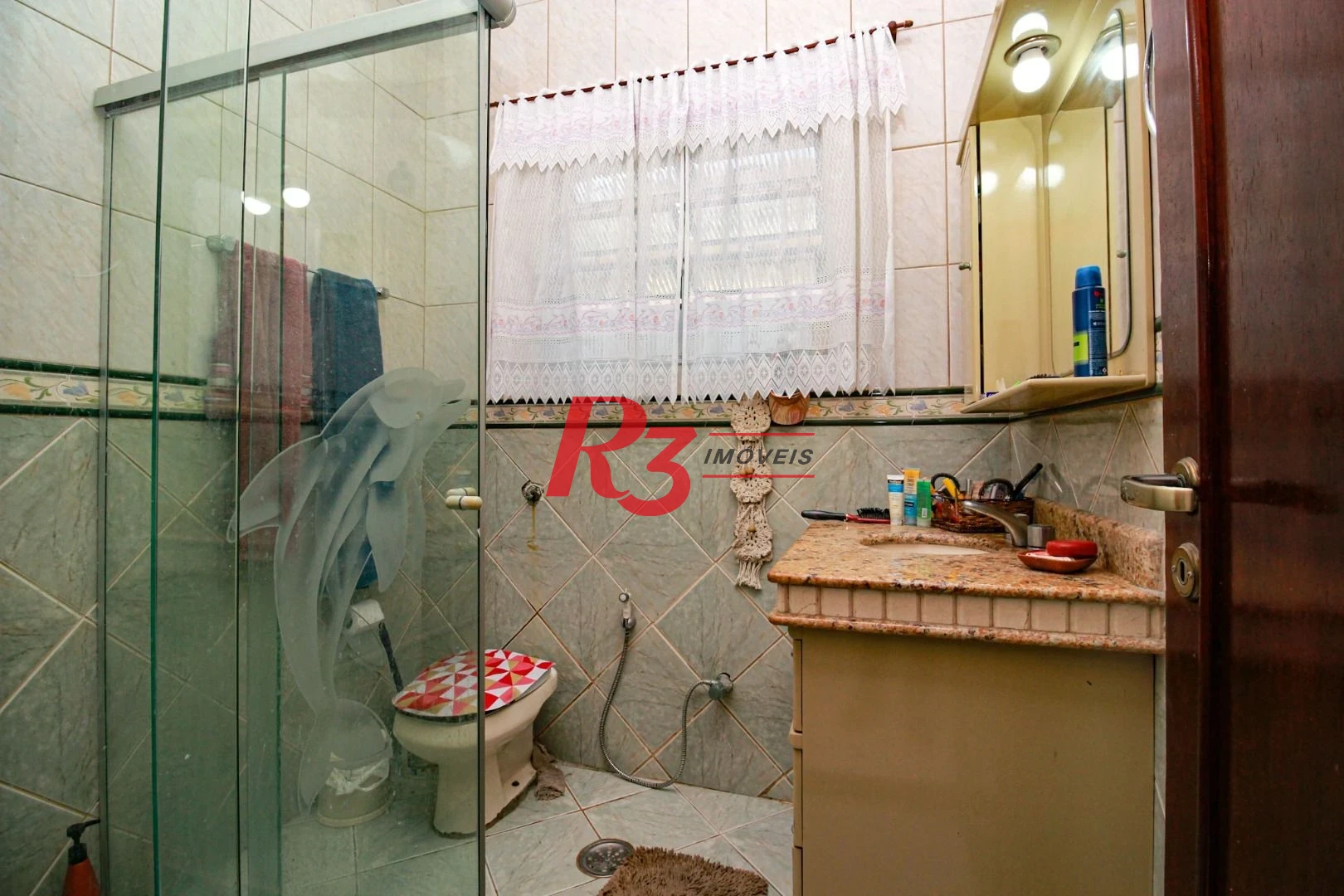 Excelente casa de 3 dormitórios à venda no Bom Retiro em Santos.