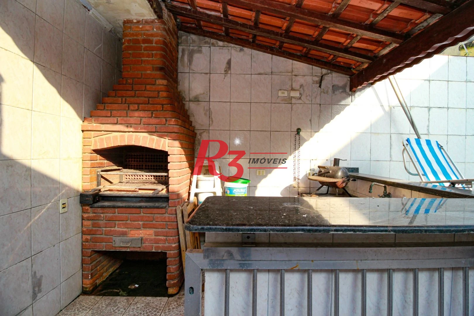 Excelente casa de 3 dormitórios à venda no Bom Retiro em Santos.