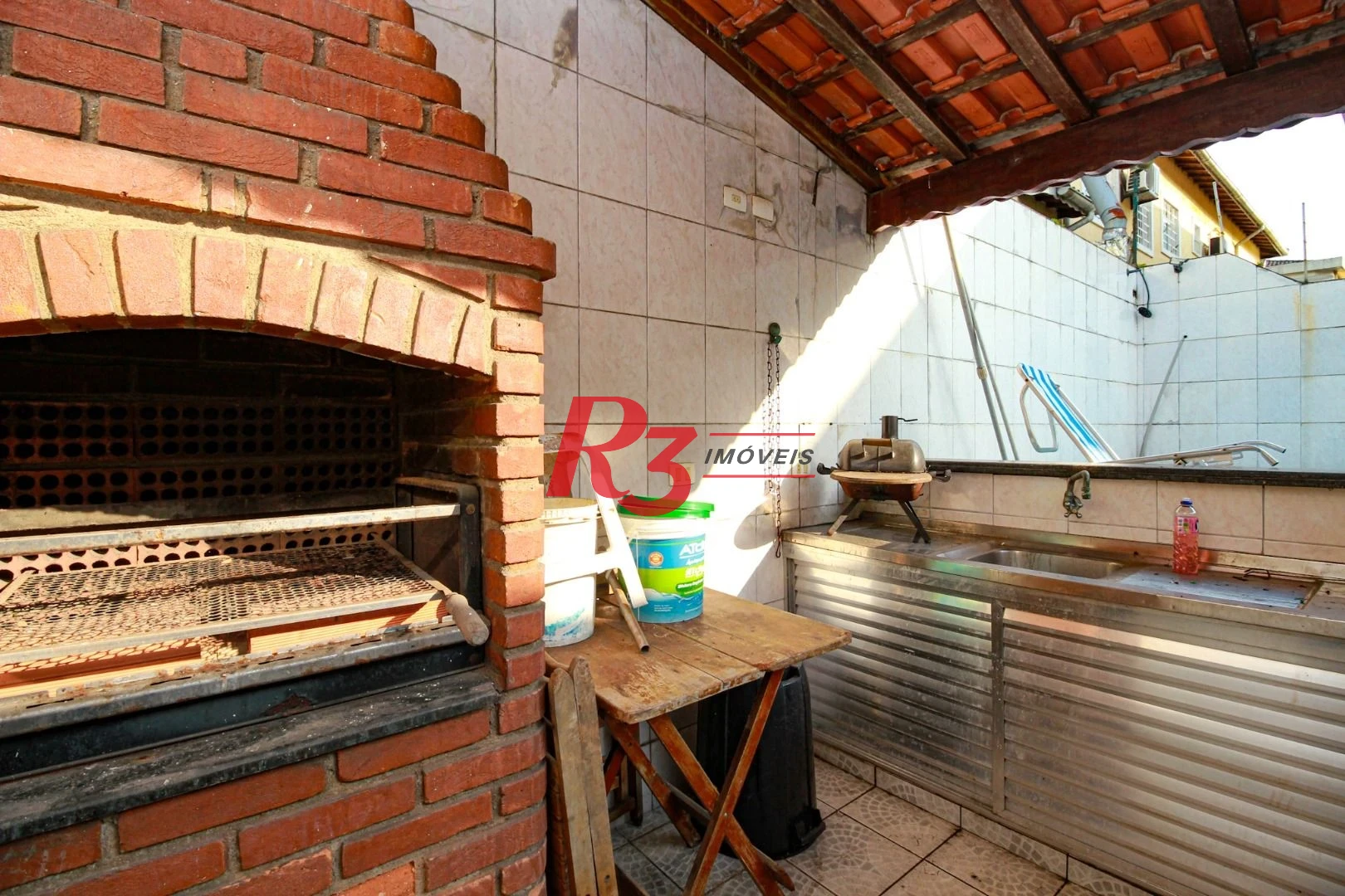 Excelente casa de 3 dormitórios à venda no Bom Retiro em Santos.