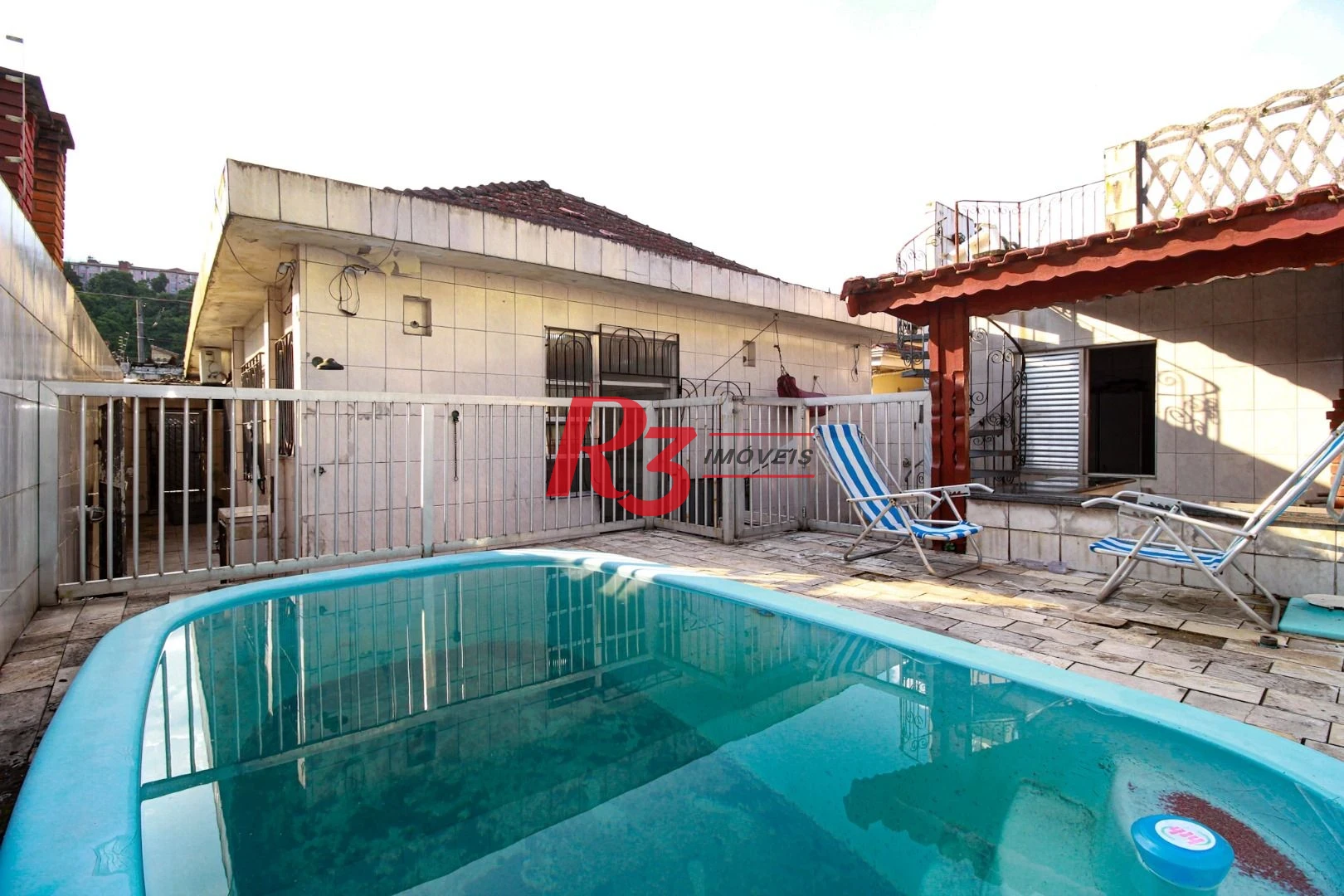 Excelente casa de 3 dormitórios à venda no Bom Retiro em Santos.