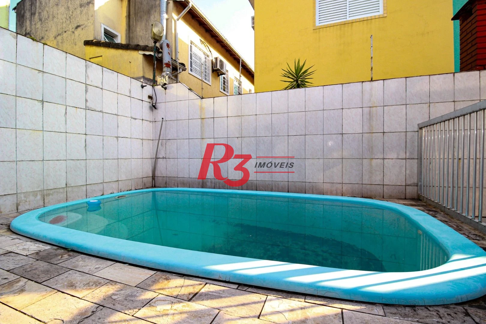 Excelente casa de 3 dormitórios à venda no Bom Retiro em Santos.