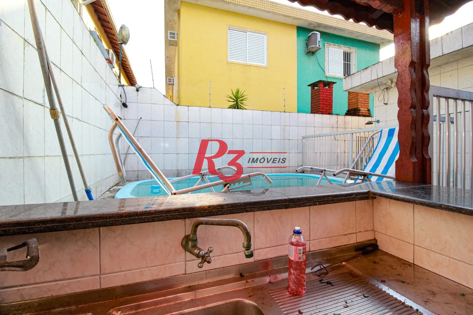 Excelente casa de 3 dormitórios à venda no Bom Retiro em Santos.