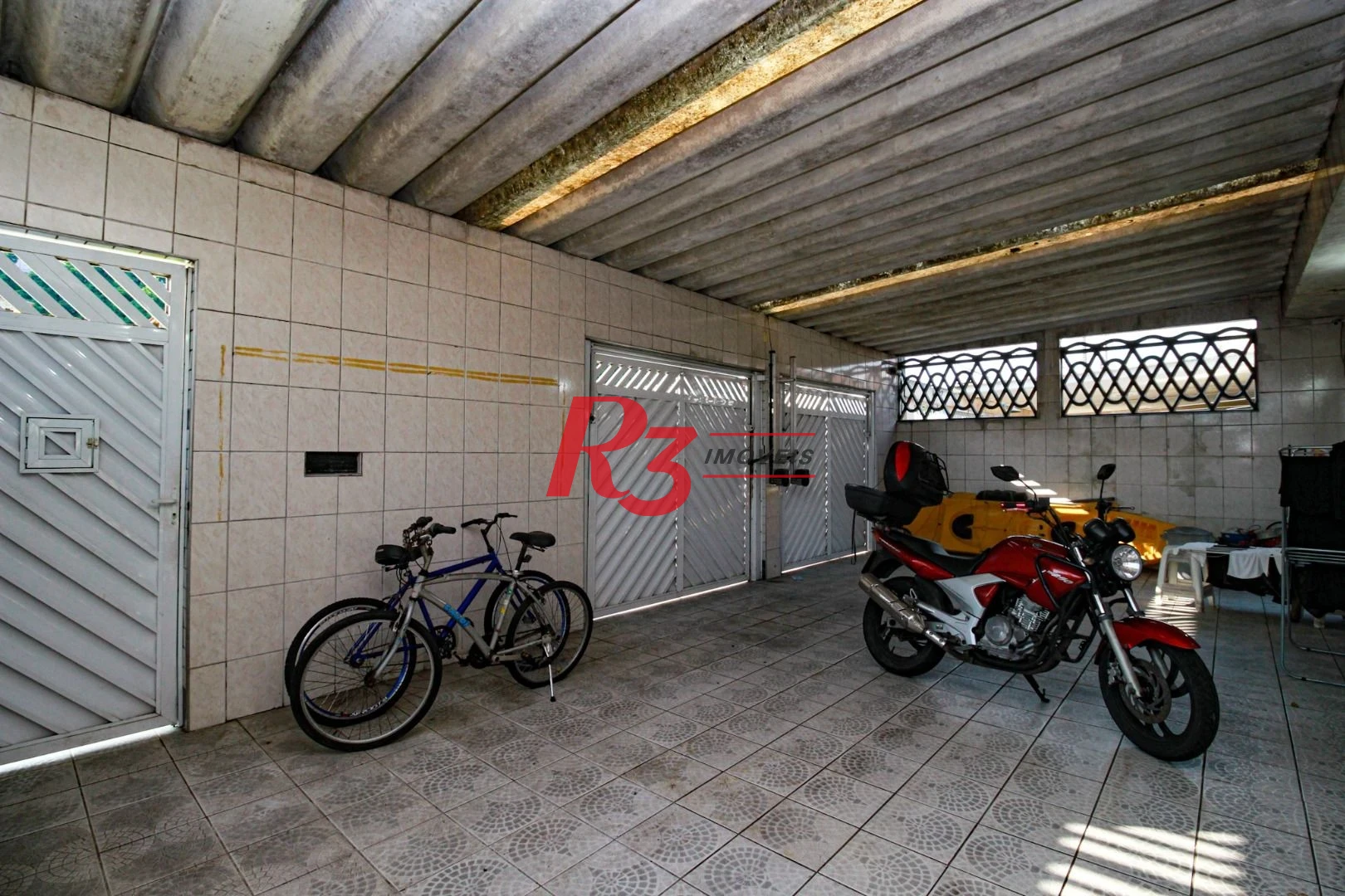 Excelente casa de 3 dormitórios à venda no Bom Retiro em Santos.
