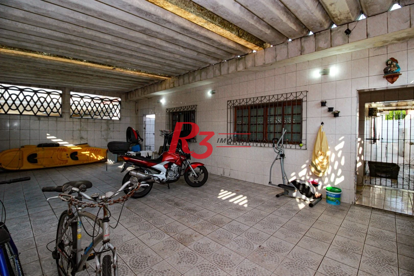 Excelente casa de 3 dormitórios à venda no Bom Retiro em Santos.