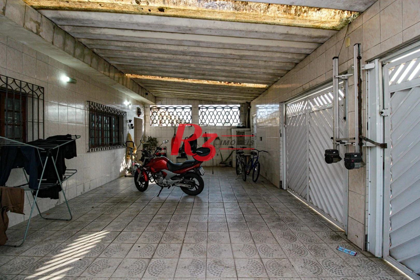 Excelente casa de 3 dormitórios à venda no Bom Retiro em Santos.