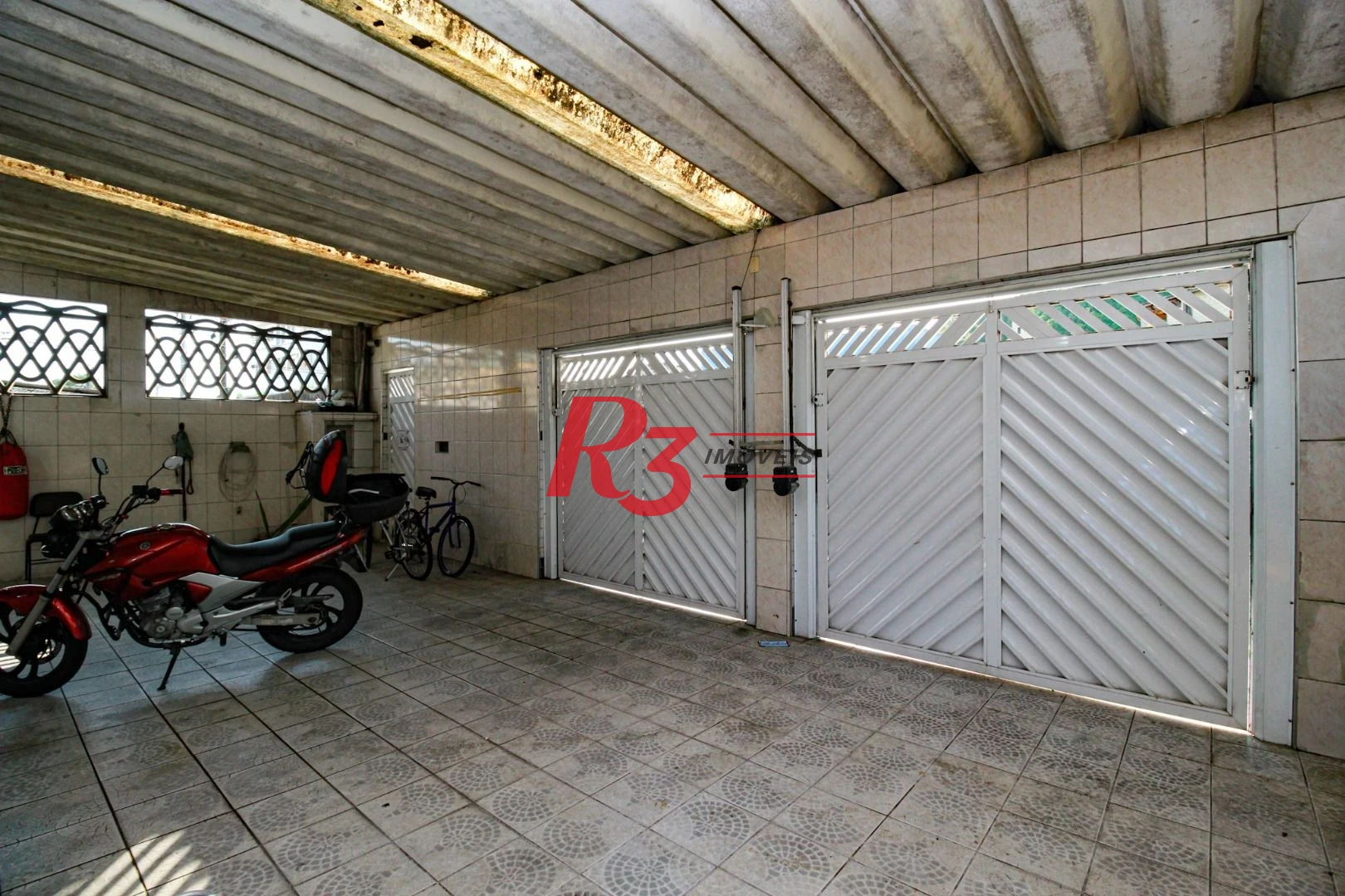 Excelente casa de 3 dormitórios à venda no Bom Retiro em Santos.