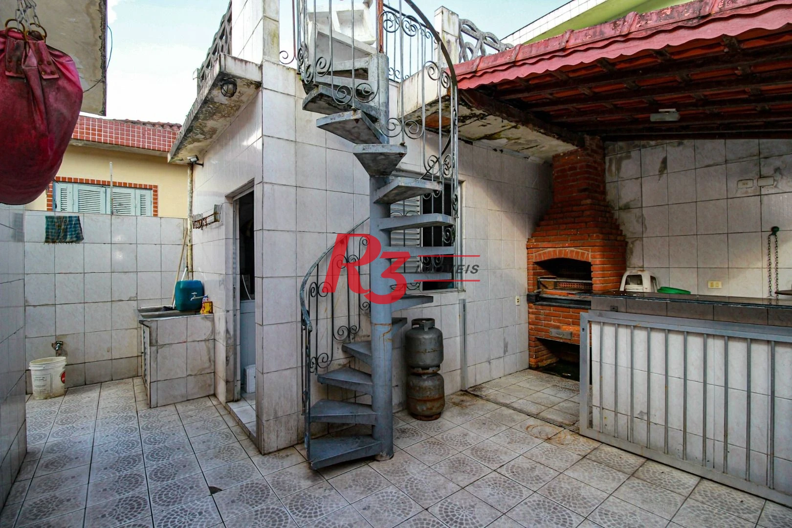 Excelente casa de 3 dormitórios à venda no Bom Retiro em Santos.