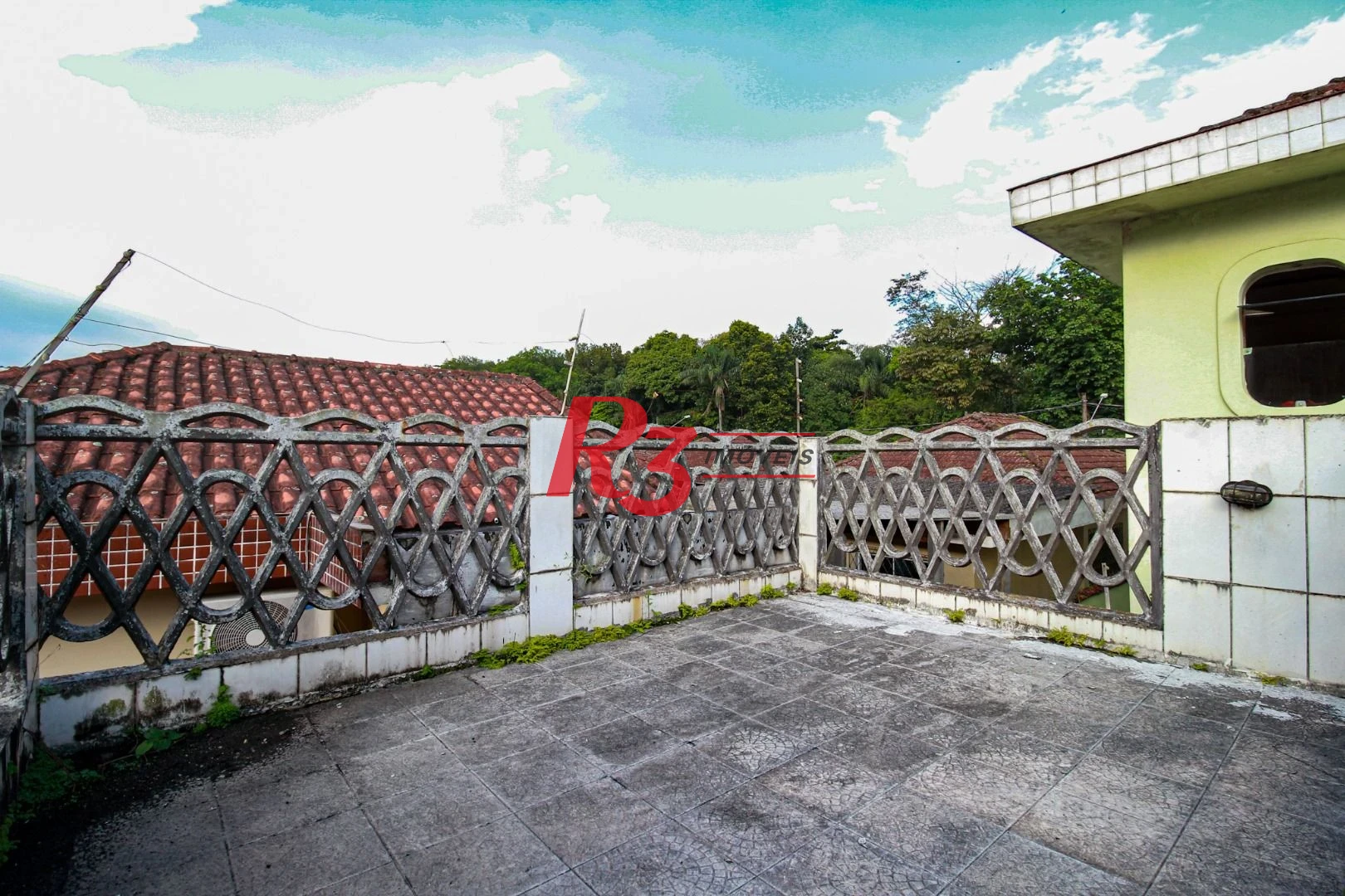 Excelente casa de 3 dormitórios à venda no Bom Retiro em Santos.