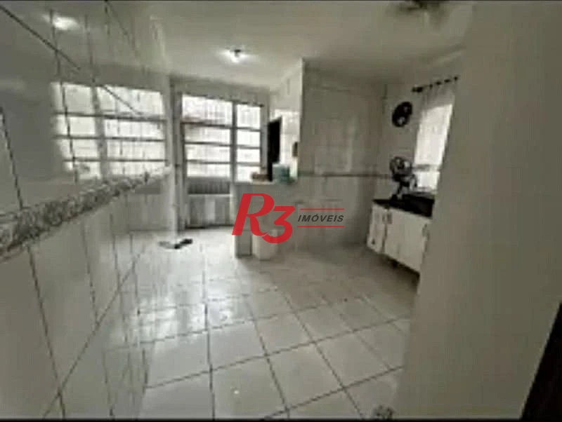 Excelente casa de 3 dormitórios à venda no Bom Retiro em Santos.