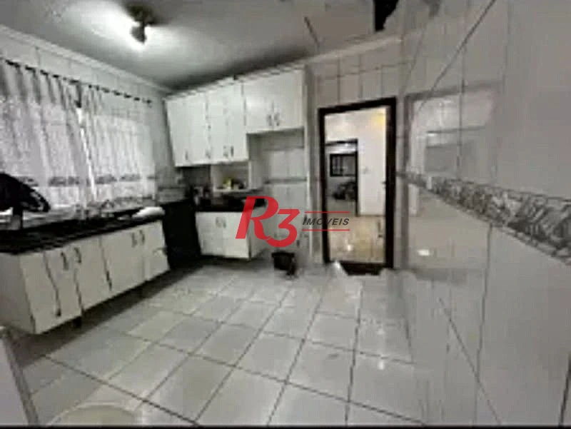 Excelente casa de 3 dormitórios à venda no Bom Retiro em Santos.
