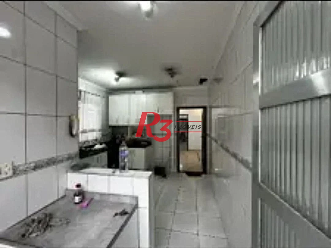 Excelente casa de 3 dormitórios à venda no Bom Retiro em Santos.