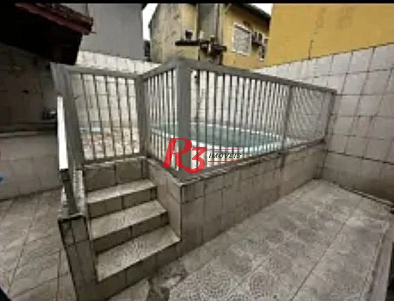 Excelente casa de 3 dormitórios à venda no Bom Retiro em Santos.