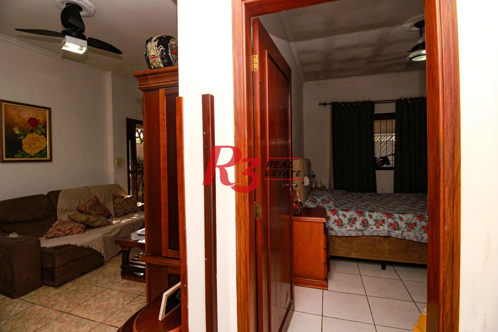 Excelente casa de 3 dormitórios à venda no Bom Retiro em Santos.