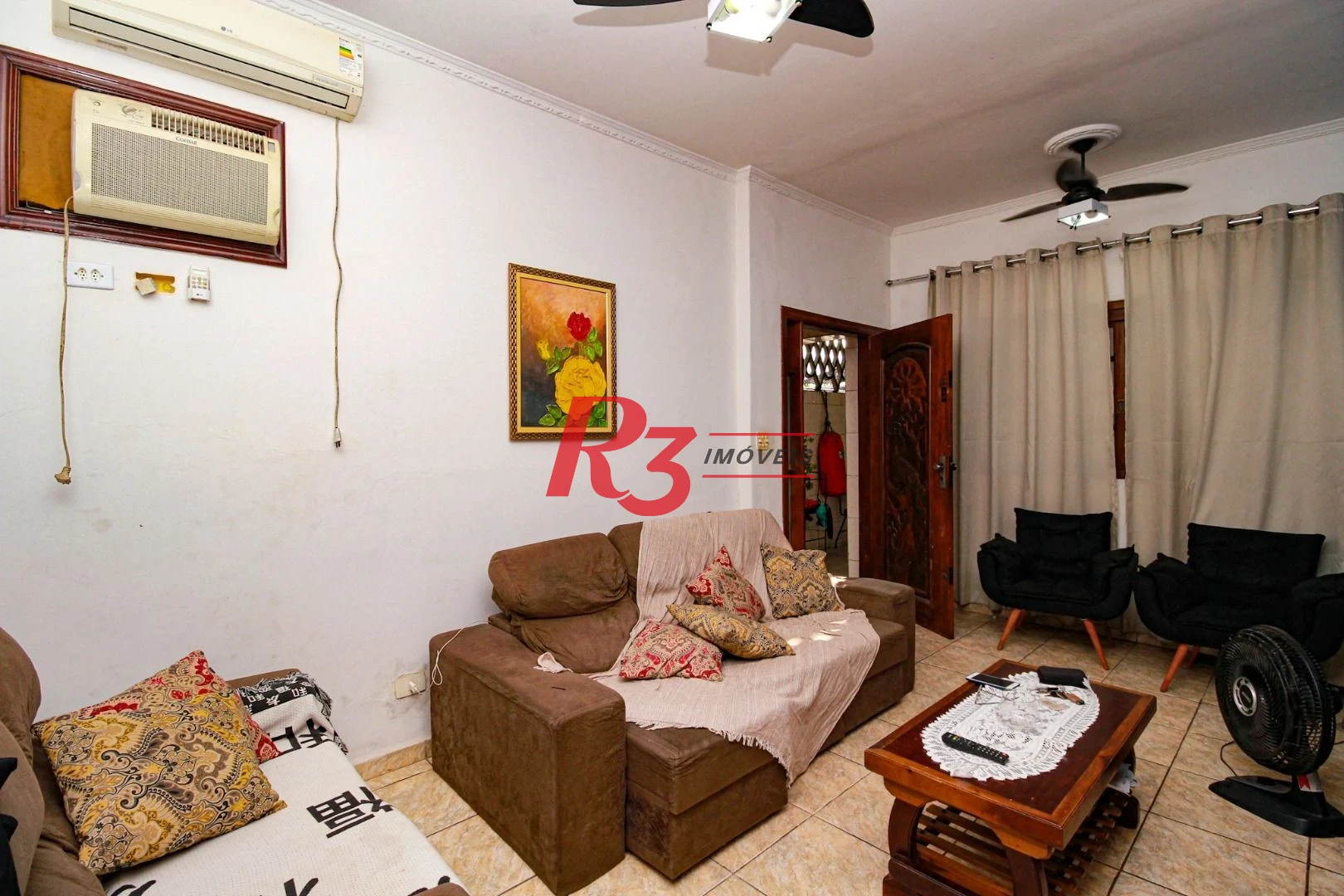 Excelente casa de 3 dormitórios à venda no Bom Retiro em Santos.