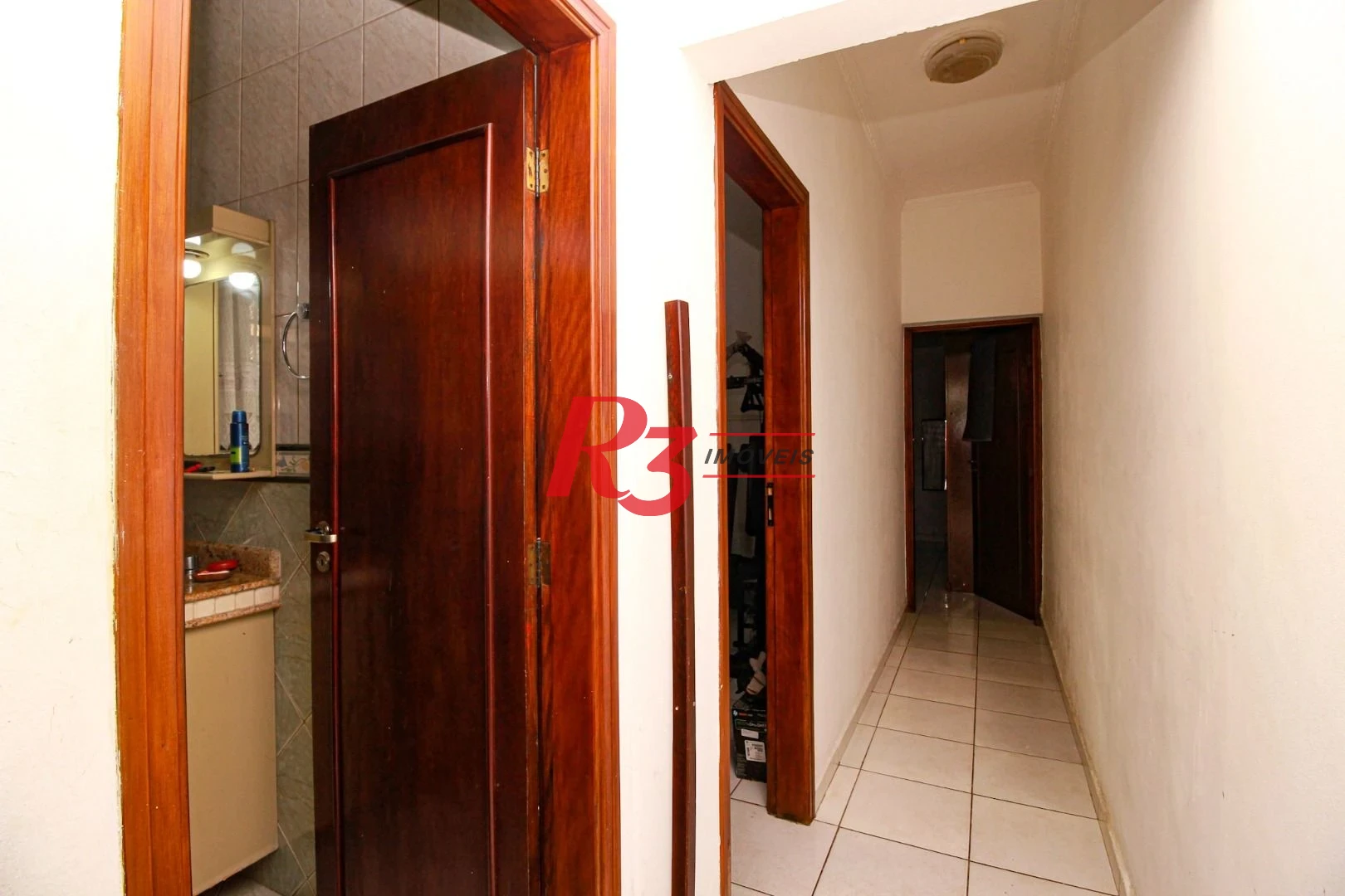 Excelente casa de 3 dormitórios à venda no Bom Retiro em Santos.