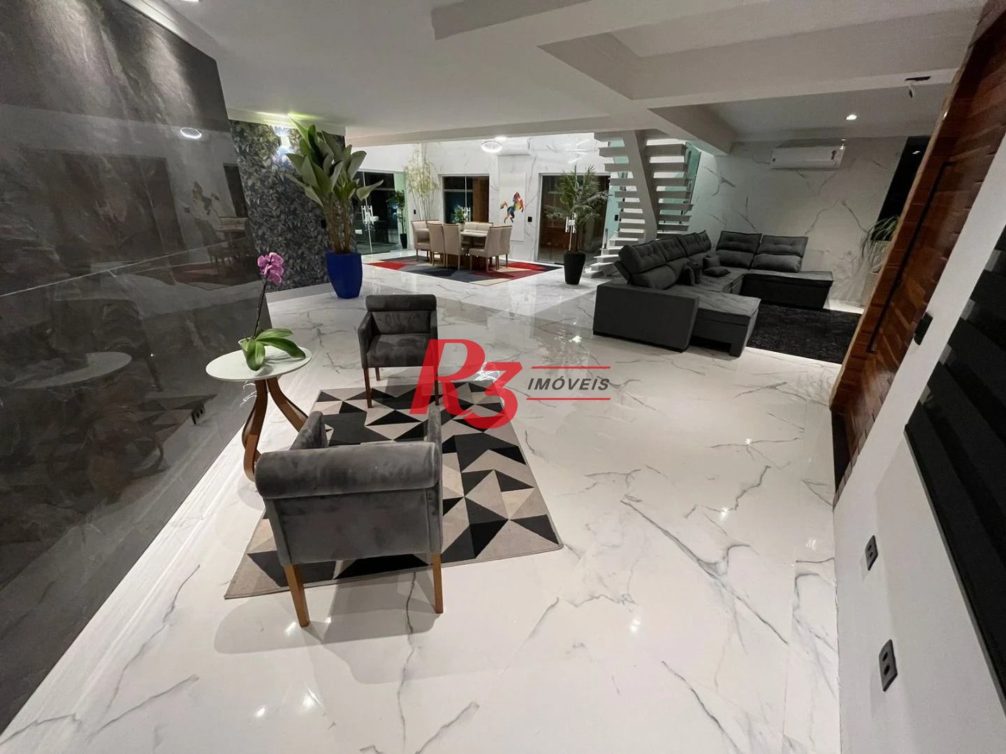 Maravilhosa casa de 6 dormitórios à venda no Jardim Acapulco.