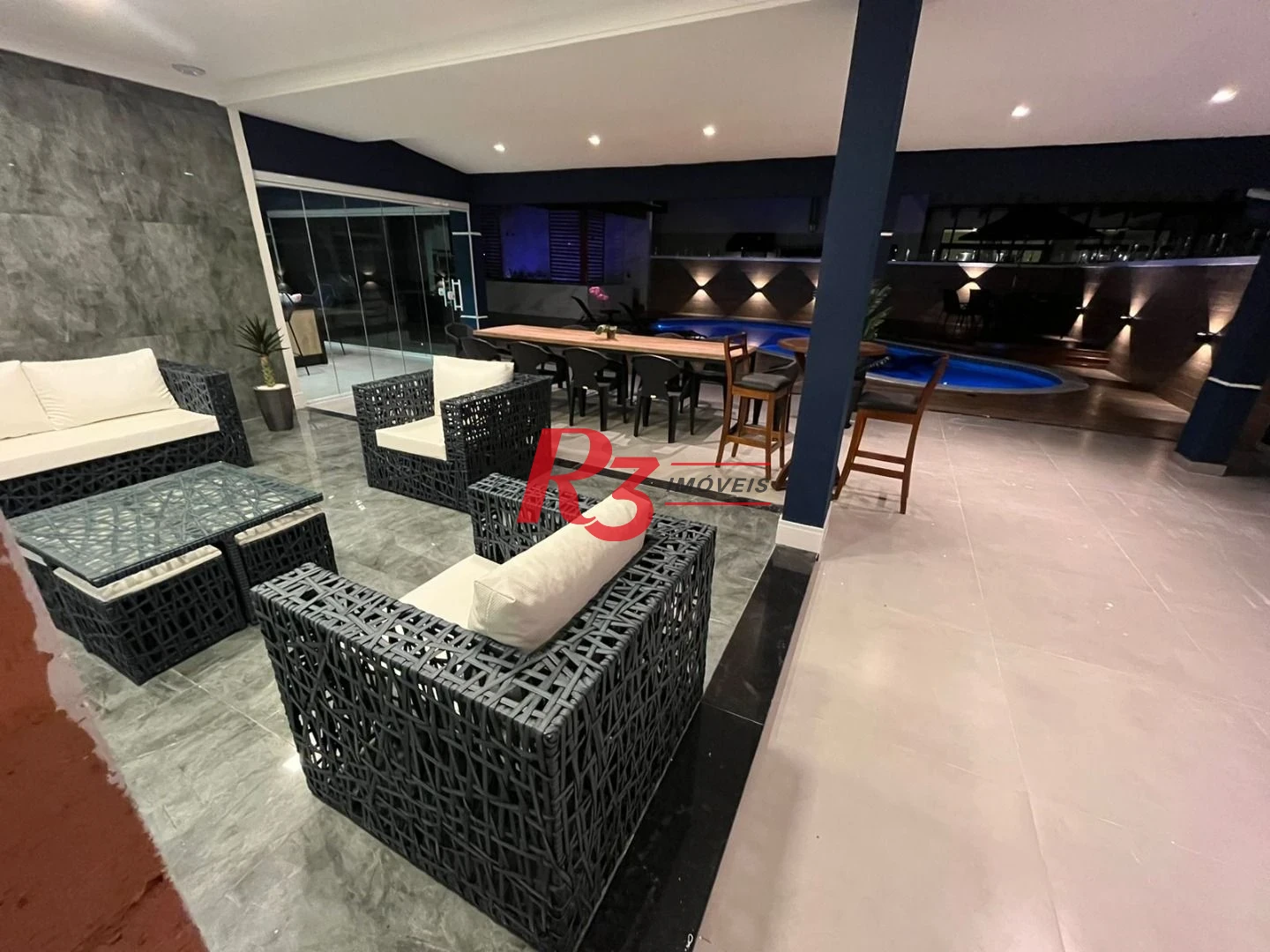 Maravilhosa casa de 6 dormitórios à venda no Jardim Acapulco.