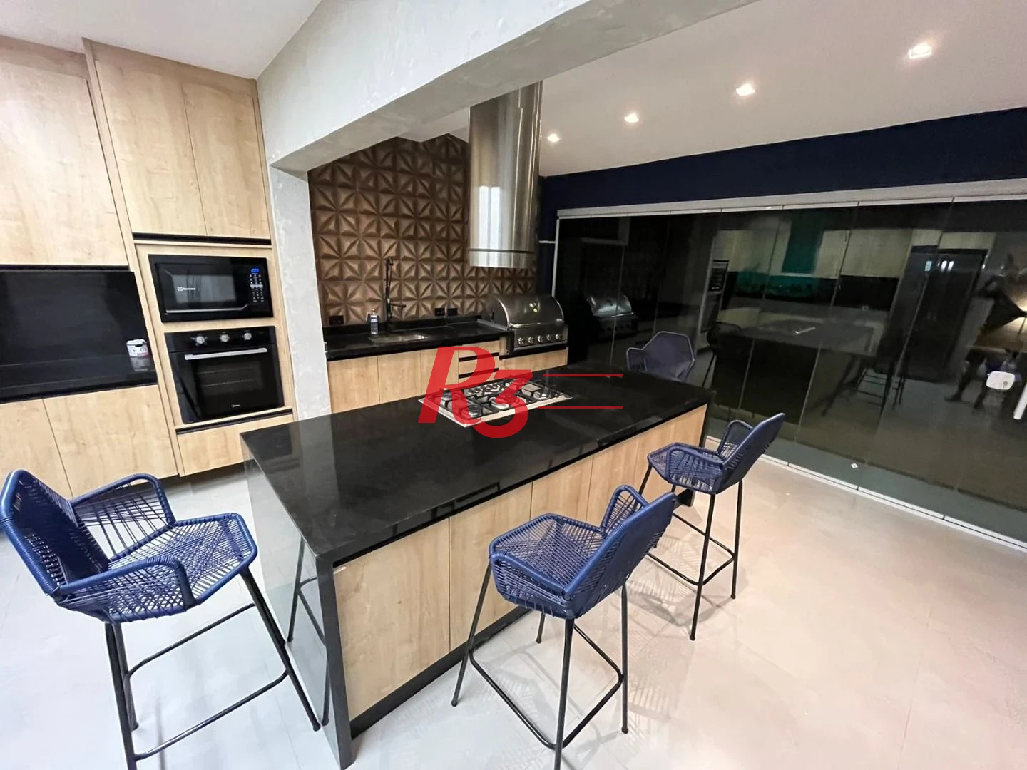 Maravilhosa casa de 6 dormitórios à venda no Jardim Acapulco.