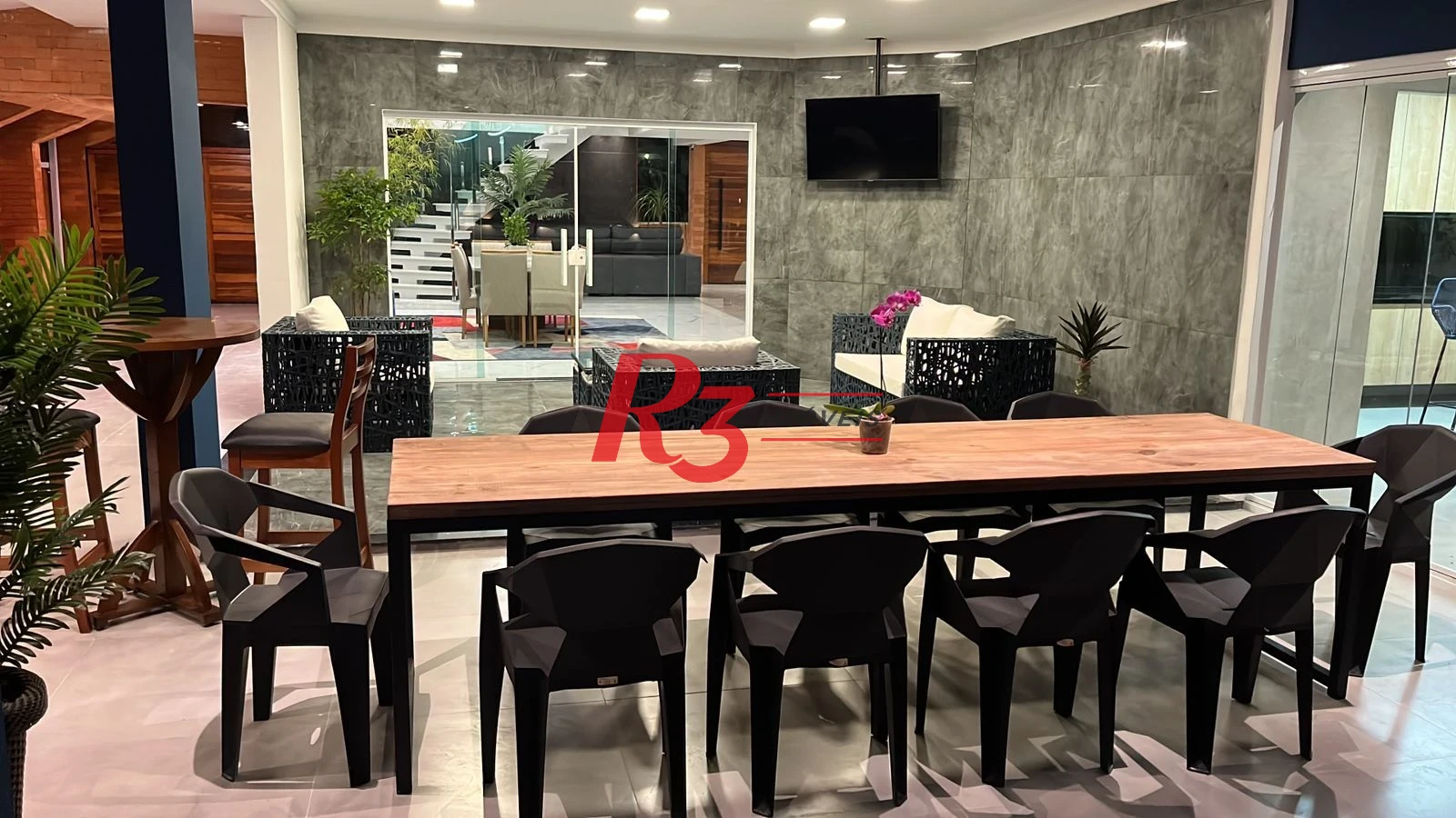 Maravilhosa casa de 6 dormitórios à venda no Jardim Acapulco.