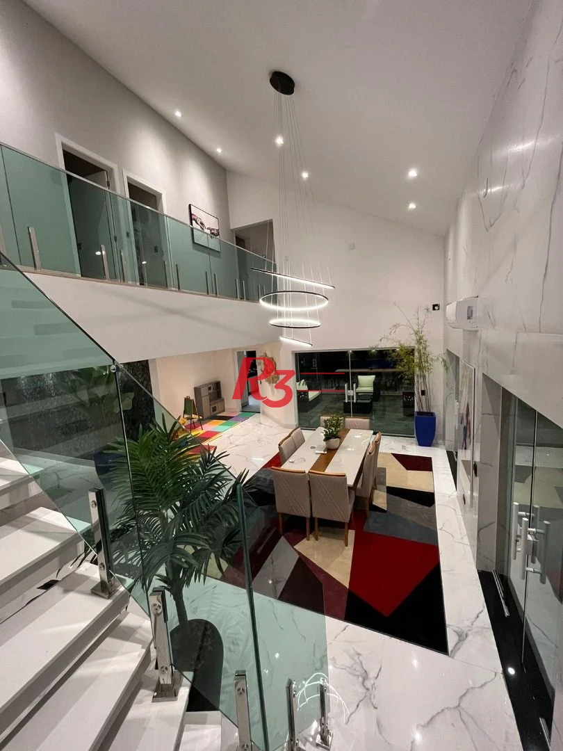 Maravilhosa casa de 6 dormitórios à venda no Jardim Acapulco.