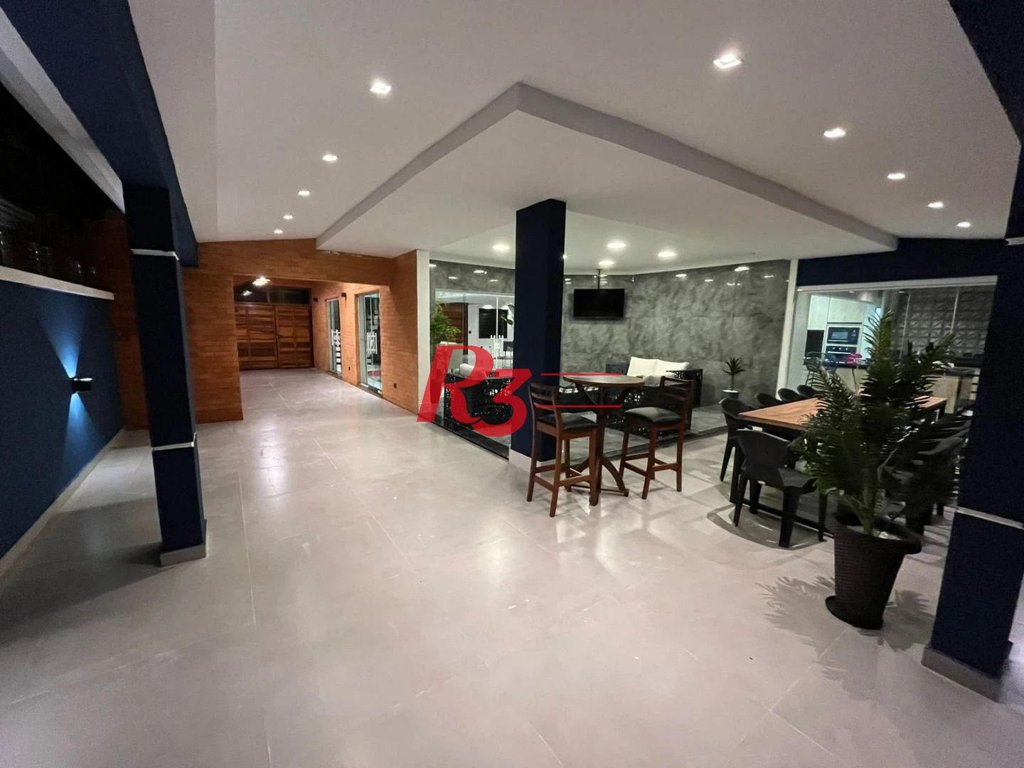 Maravilhosa casa de 6 dormitórios à venda no Jardim Acapulco.