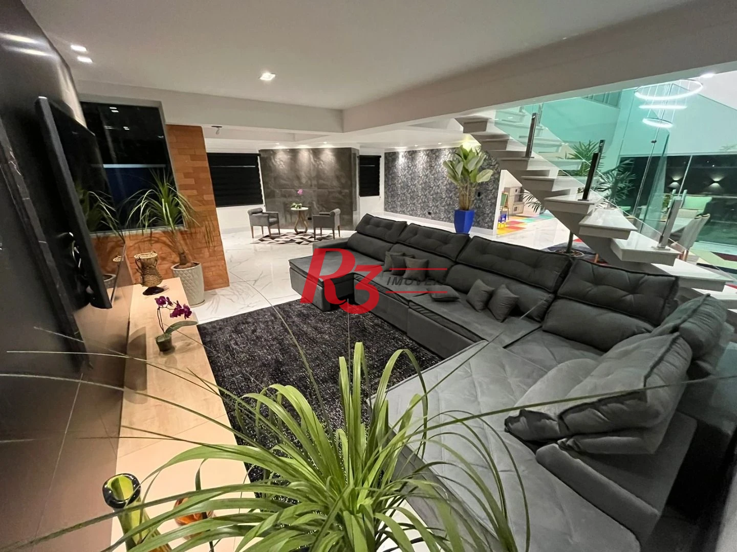 Maravilhosa casa de 6 dormitórios à venda no Jardim Acapulco.