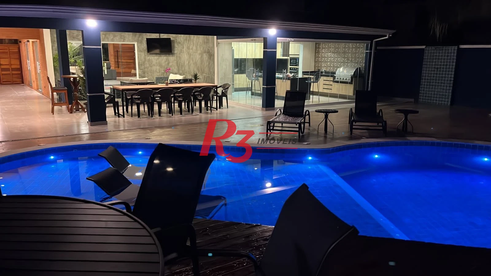 Maravilhosa casa de 6 dormitórios à venda no Jardim Acapulco.