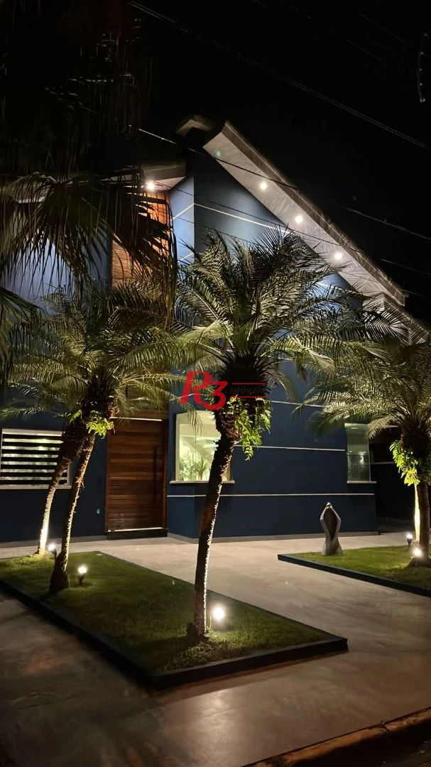 Maravilhosa casa de 6 dormitórios à venda no Jardim Acapulco.