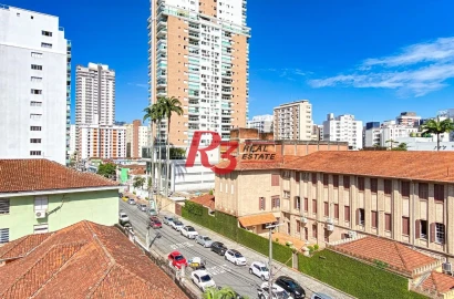 Apartamento com três dormitórios sendo um com suíte e duas vagas no Boqueirão em Santos.