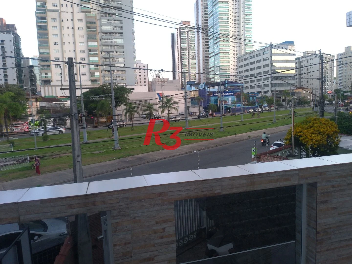 Sobrado para venda ou locação no Bairro Campo Grande em Santos.