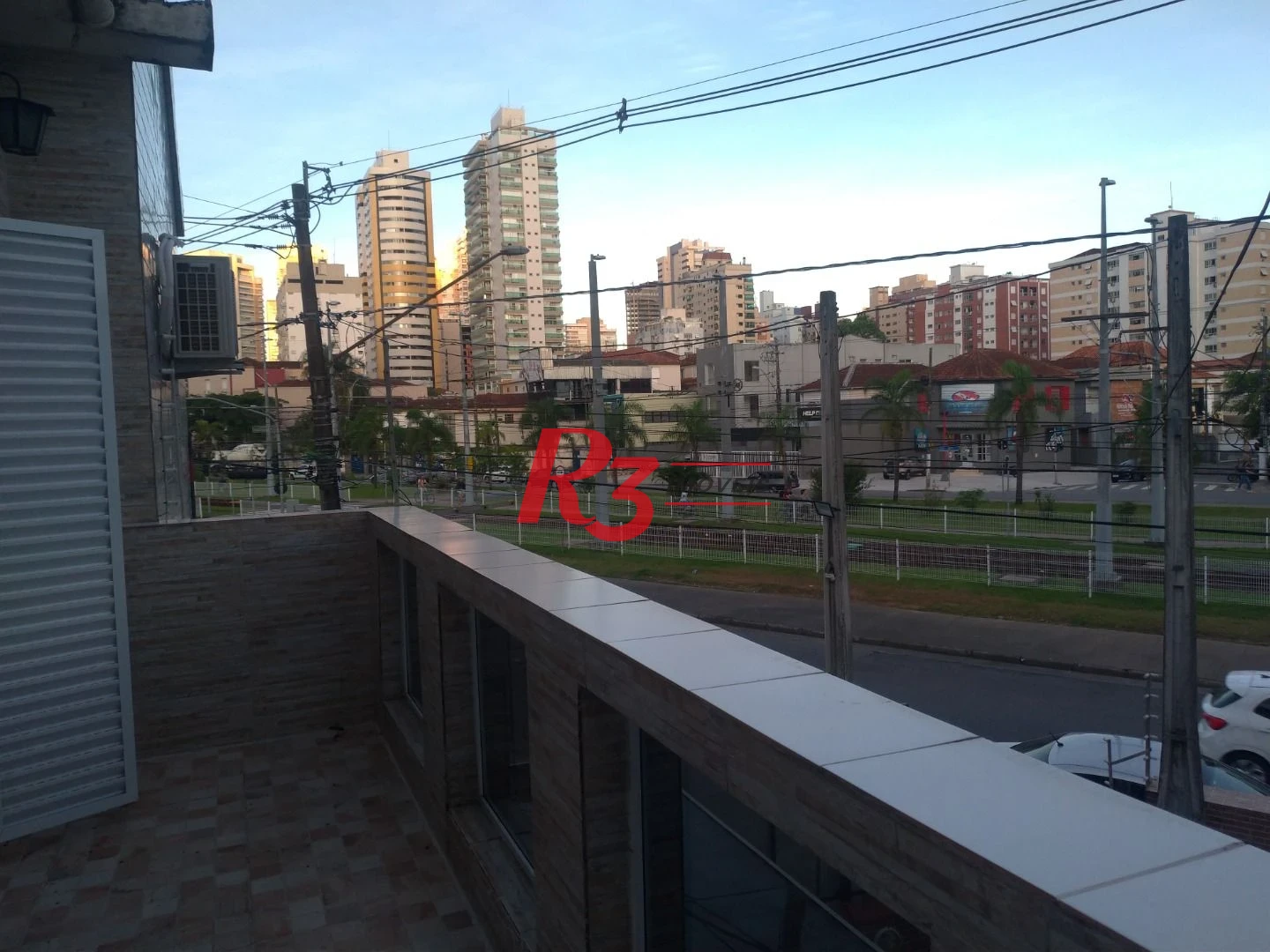 Sobrado para venda ou locação no Bairro Campo Grande em Santos.
