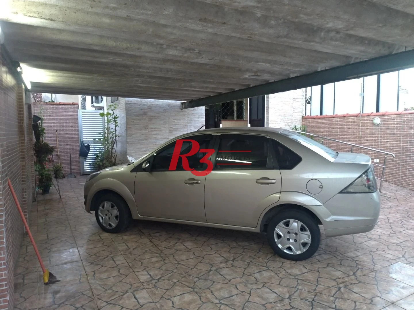 Sobrado para venda ou locação no Bairro Campo Grande em Santos.