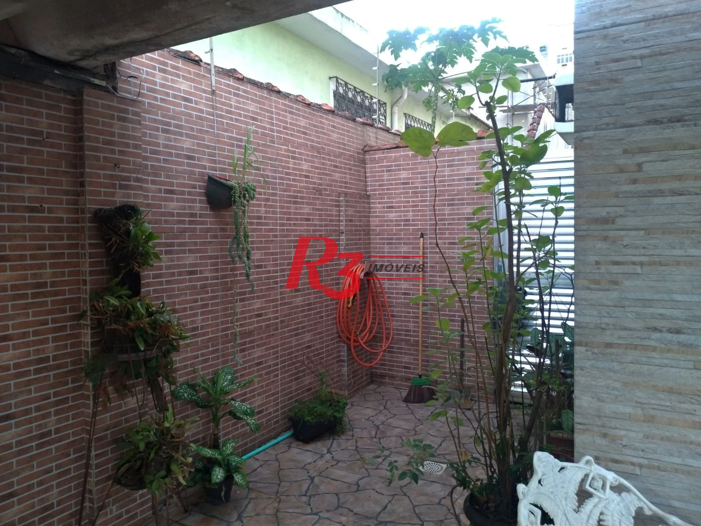 Sobrado para venda ou locação no Bairro Campo Grande em Santos.