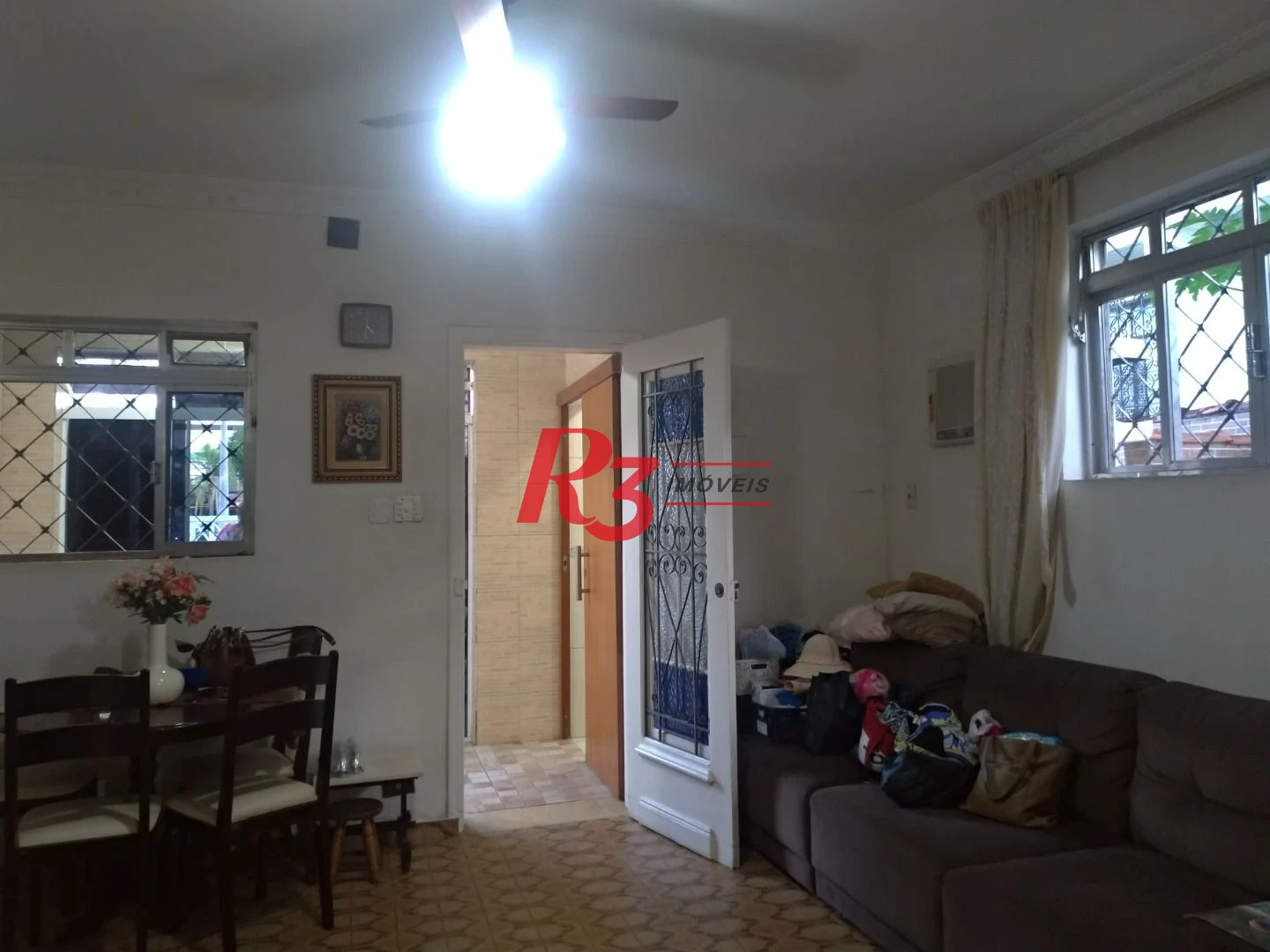 Sobrado para venda ou locação no Bairro Campo Grande em Santos.