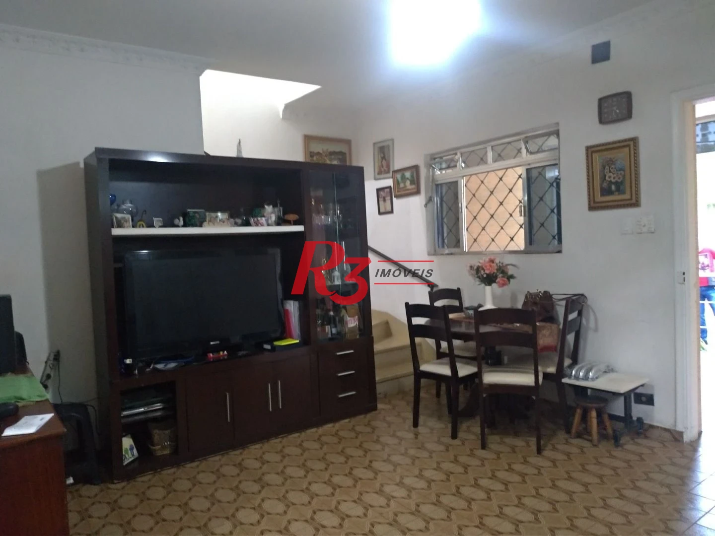 Sobrado para venda ou locação no Bairro Campo Grande em Santos.