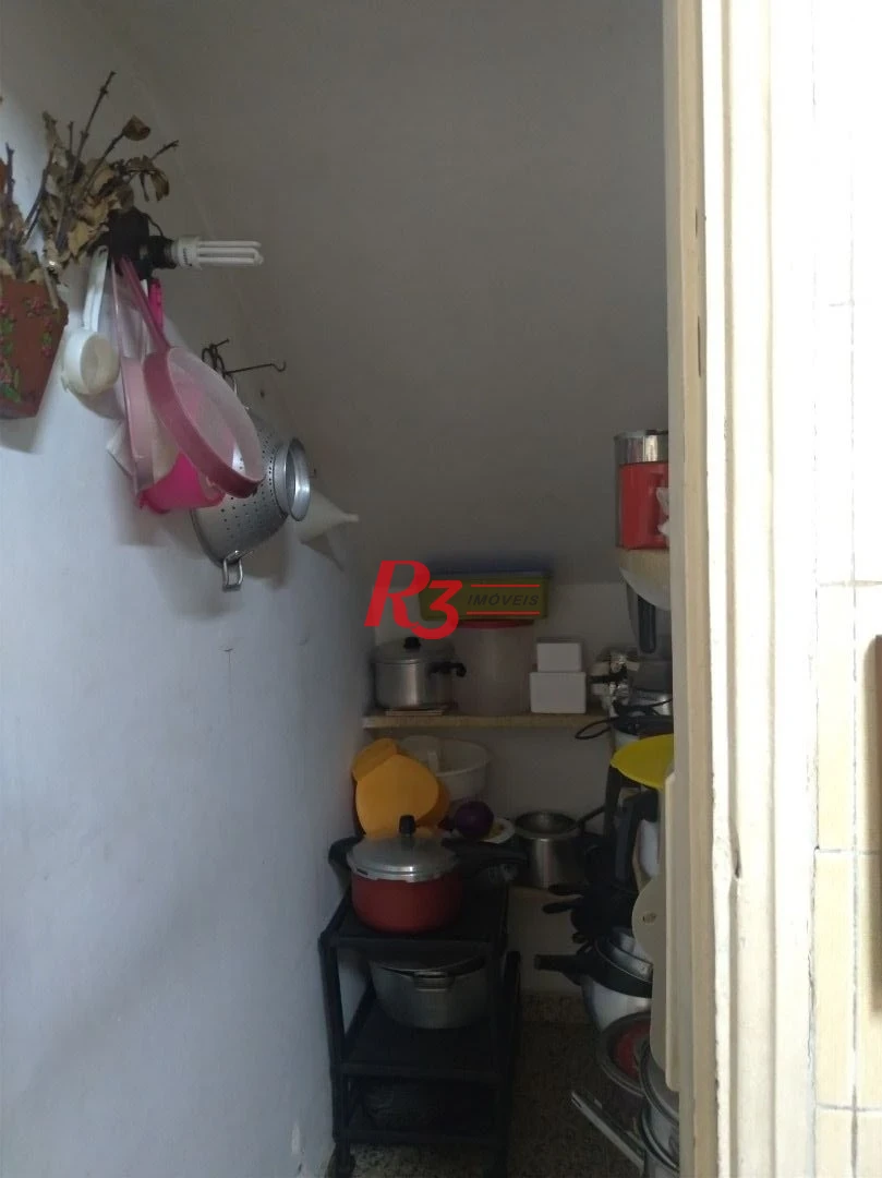 Sobrado para venda ou locação no Bairro Campo Grande em Santos.