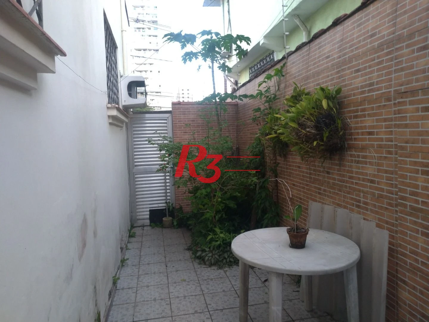 Sobrado para venda ou locação no Bairro Campo Grande em Santos.