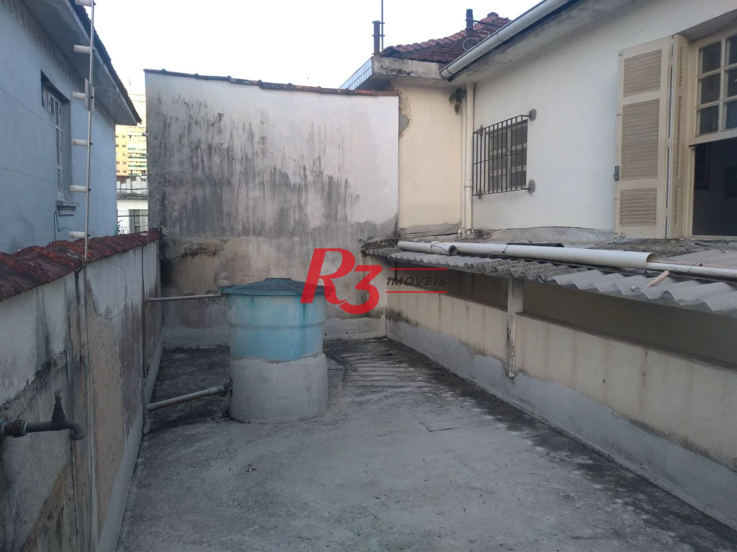 Sobrado para venda ou locação no Bairro Campo Grande em Santos.