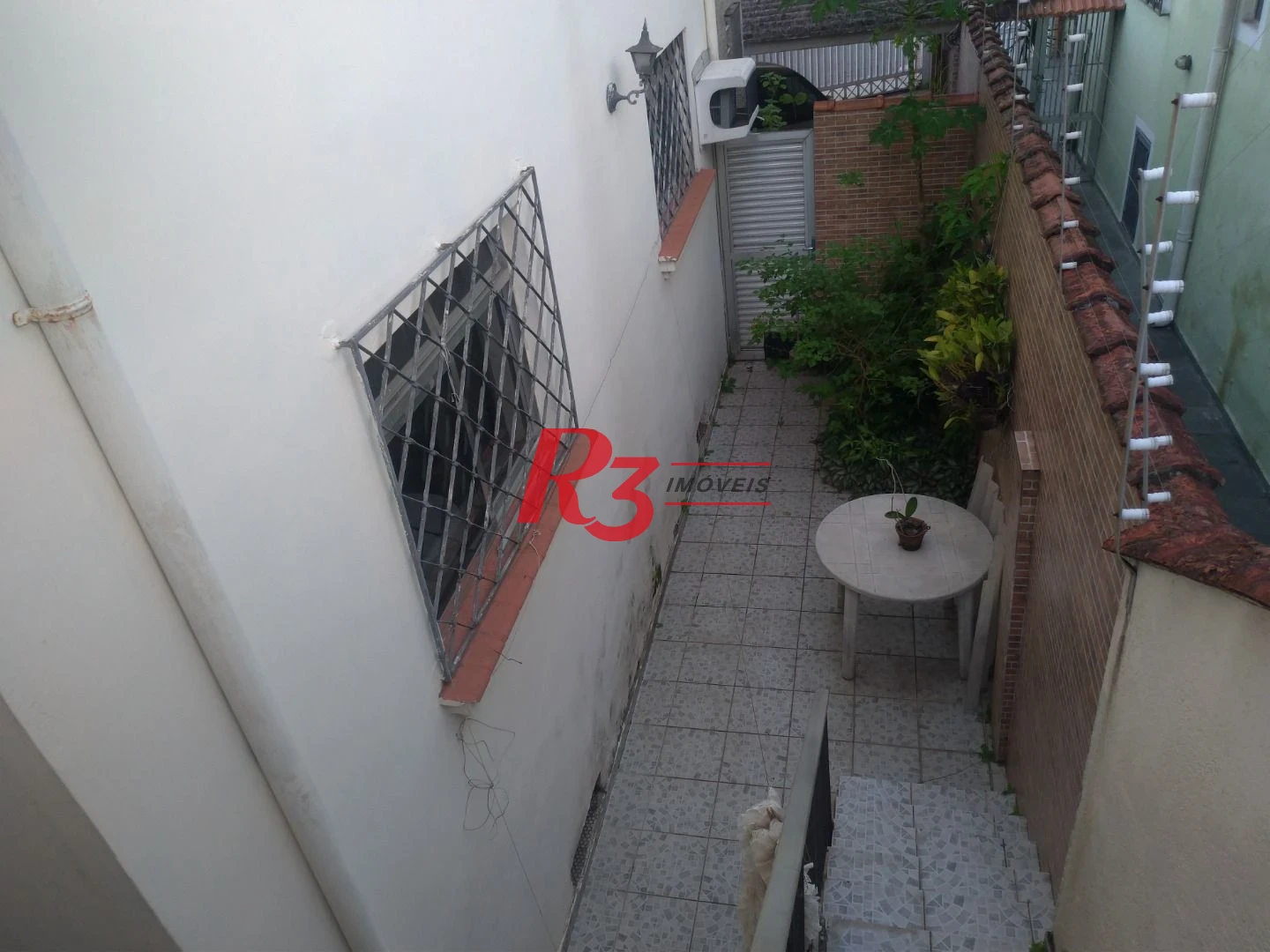 Sobrado para venda ou locação no Bairro Campo Grande em Santos.