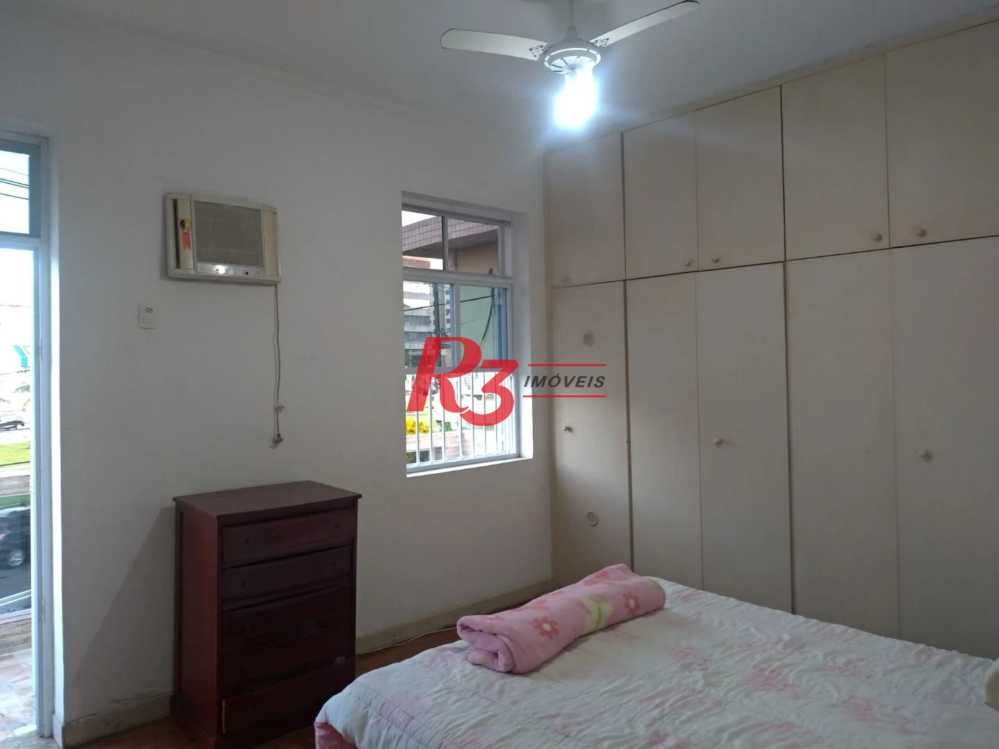 Sobrado para venda ou locação no Bairro Campo Grande em Santos.
