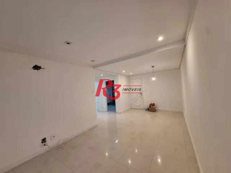 Amplo apartamento de 2 quartos à venda em frente à praia do Gonzaguinha.