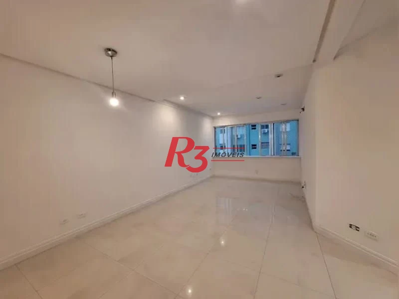 Amplo apartamento de 2 quartos à venda em frente à praia do Gonzaguinha.