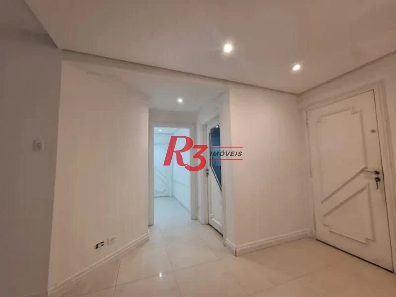 Amplo apartamento de 2 quartos à venda em frente à praia do Gonzaguinha.