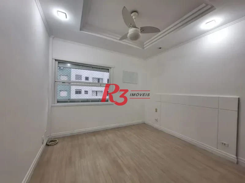 Amplo apartamento de 2 quartos à venda em frente à praia do Gonzaguinha.