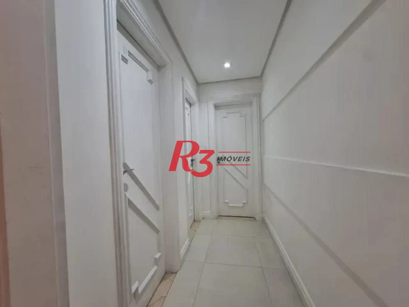 Amplo apartamento de 2 quartos à venda em frente à praia do Gonzaguinha.