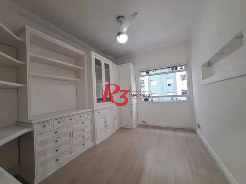 Amplo apartamento de 2 quartos à venda em frente à praia do Gonzaguinha.