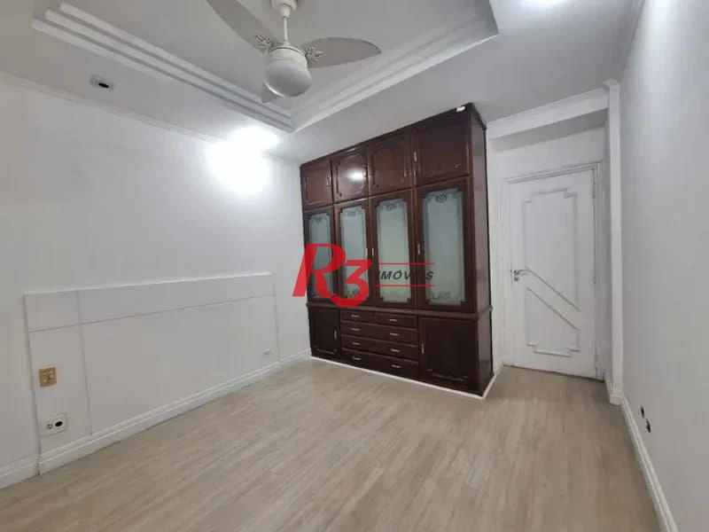 Amplo apartamento de 2 quartos à venda em frente à praia do Gonzaguinha.